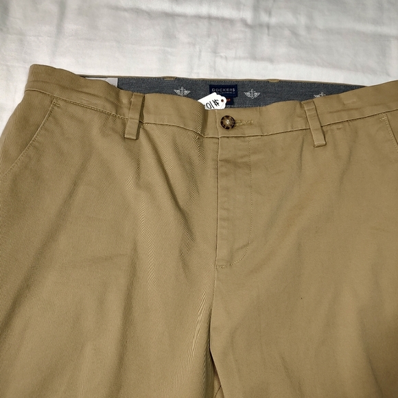 Men's Docker Khaki Pants - Picture 4 of 6